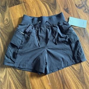 Lululemon multi pocket cargo high-rise hiking short 5”